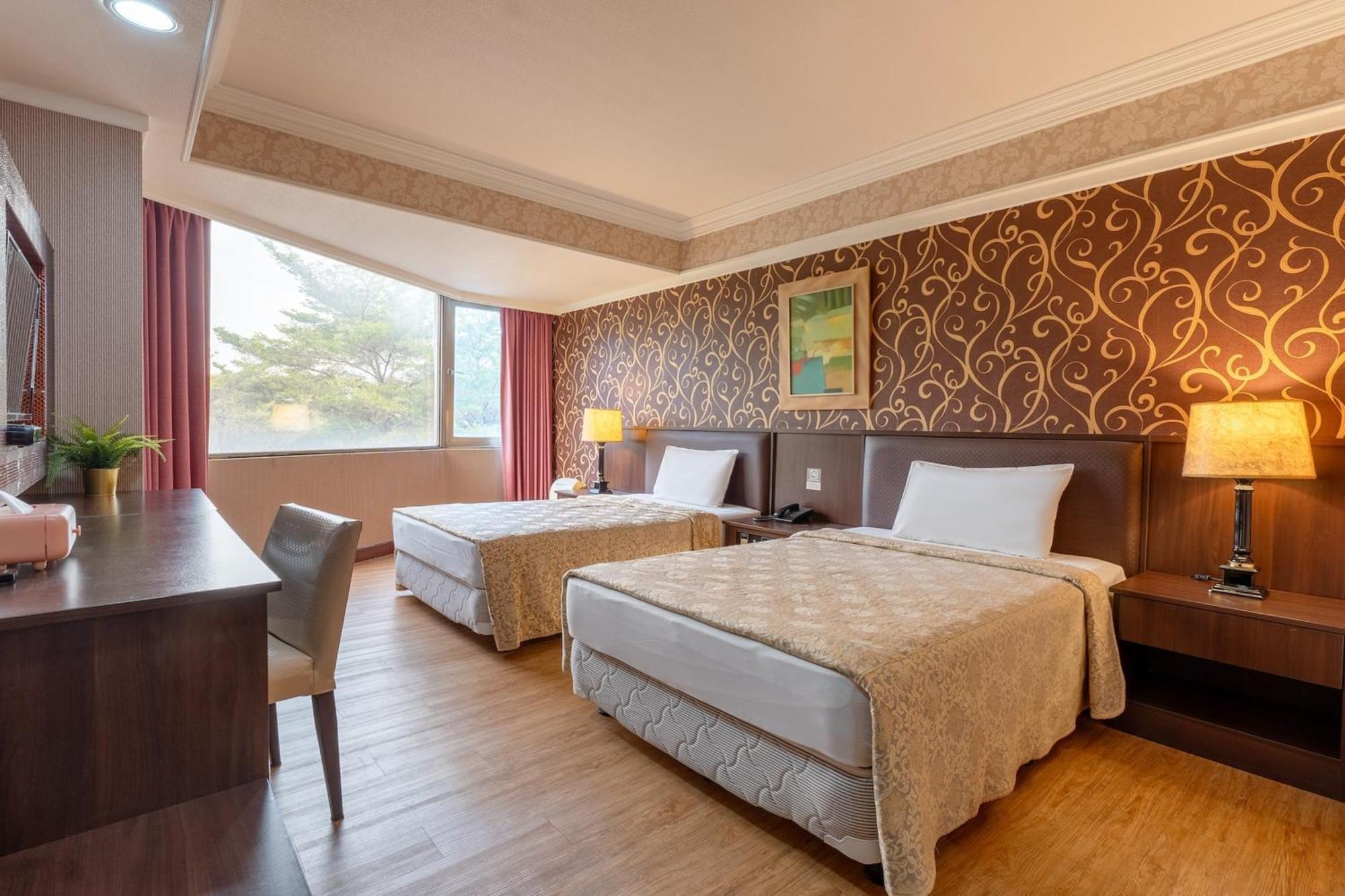 Hamilton Hotel Taichung Bagian luar foto